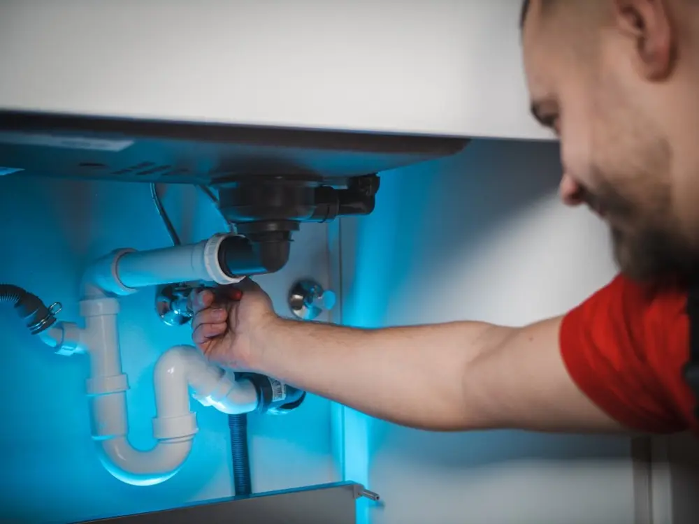 Gasfíter reparando cañerías a domicilio en Codegua